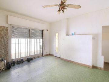 Casa 5 Ambientes APTO CREDITO Con cochera y Galpon Banfield - Venta.