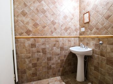 Casa 5 Ambientes APTO CREDITO Con cochera y Galpon Banfield - Venta.