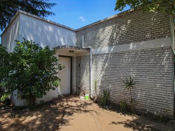 Casa 5 Ambientes APTO CREDITO Con cochera y Galpon Banfield - Venta.