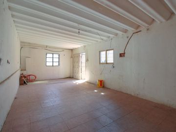 Casa 5 Ambientes APTO CREDITO Con cochera y Galpon Banfield - Venta.