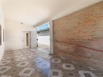 Casa 5 Ambientes APTO CREDITO Con cochera y Galpon Banfield - Venta.