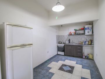 Casa 5 Ambientes APTO CREDITO Con cochera y Galpon Banfield - Venta.
