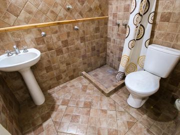 Casa 5 Ambientes APTO CREDITO Con cochera y Galpon Banfield - Venta.