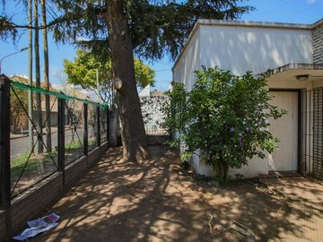 Casa 5 Ambientes APTO CREDITO Con cochera y Galpon Banfield - Venta.