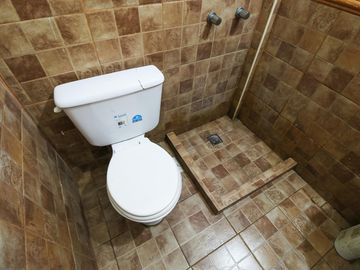 Casa 5 Ambientes APTO CREDITO Con cochera y Galpon Banfield - Venta.