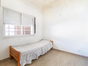 Casa 5 Ambientes APTO CREDITO Con cochera y Galpon Banfield - Venta.