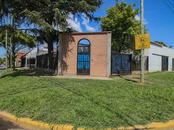 Casa 5 Ambientes APTO CREDITO Con cochera y Galpon Banfield - Venta.