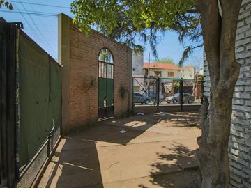 Casa 5 Ambientes APTO CREDITO Con cochera y Galpon Banfield - Venta.
