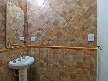 Casa 5 Ambientes APTO CREDITO Con cochera y Galpon Banfield - Venta.