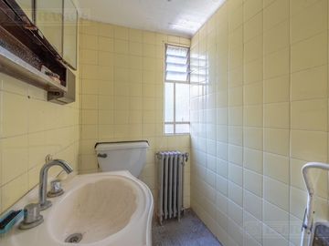 Departamento en Suipacha y Arroyo edificio estilo francés oportunidad reciclar