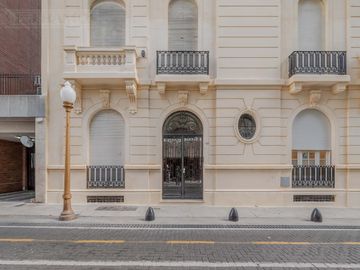 Departamento en Suipacha y Arroyo edificio estilo francés oportunidad reciclar