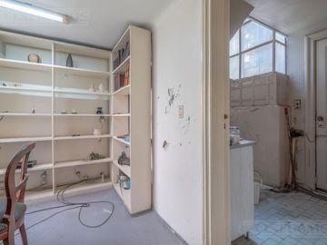 Departamento en Suipacha y Arroyo edificio estilo francés oportunidad reciclar
