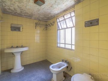 Departamento en Suipacha y Arroyo edificio estilo francés oportunidad reciclar