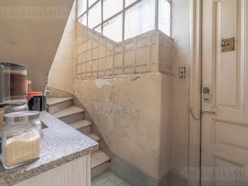 Departamento en Suipacha y Arroyo edificio estilo francés oportunidad reciclar