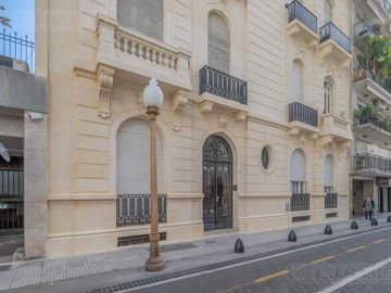 Departamento en Suipacha y Arroyo edificio estilo francés oportunidad reciclar