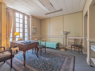 Departamento en Suipacha y Arroyo edificio estilo francés oportunidad reciclar