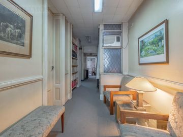 Departamento en Suipacha y Arroyo edificio estilo francés oportunidad reciclar