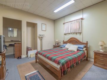 Departamento en Suipacha y Arroyo edificio estilo francés oportunidad reciclar