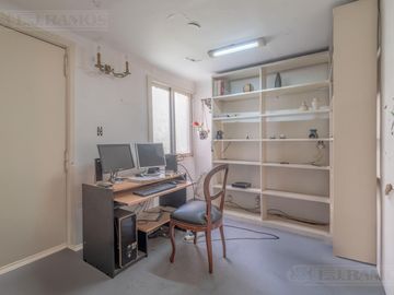 Departamento en Suipacha y Arroyo edificio estilo francés oportunidad reciclar