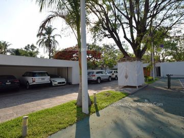 Casa en Colinas de San Javier de Lujo con alberca en Venta