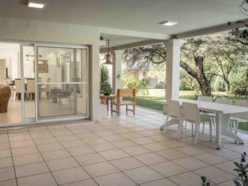 Casa en  Venta en Country El Bosque. 5 dormitorios.Pileta