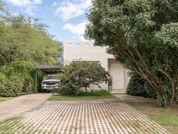 Casa en  Venta en Country El Bosque. 5 dormitorios.Pileta
