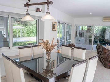 Casa en  Venta en Country El Bosque. 5 dormitorios.Pileta