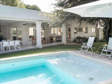 Casa en  Venta en Country El Bosque. 5 dormitorios.Pileta