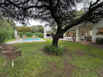 Casa en  Venta en Country El Bosque. 5 dormitorios.Pileta