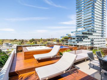 3 Ambientes en Zencity con terraza propia y 2 cocheras - venta con renta