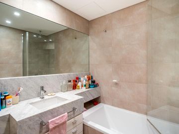 3 Ambientes en Zencity con terraza propia y 2 cocheras - venta con renta