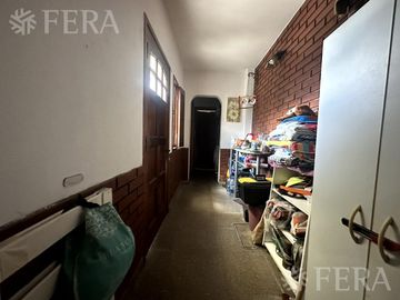 Venta casa 4 ambientes con cochera y jardín en Wilde