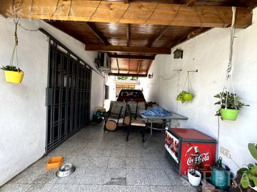 Venta casa 4 ambientes con cochera y jardín en Wilde