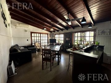 Venta casa 4 ambientes con cochera y jardín en Wilde