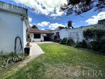 Venta casa 4 ambientes con cochera y jardín en Wilde