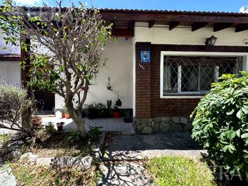 Venta casa 4 ambientes con cochera y jardín en Wilde