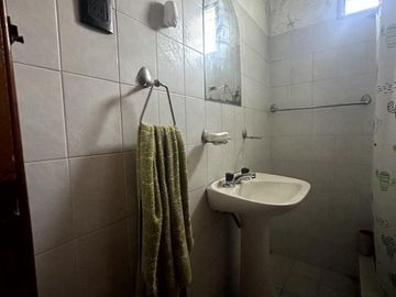 Venta casa 4 ambientes con cochera y jardín en Wilde