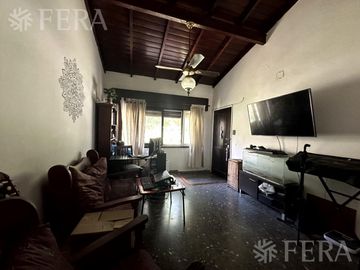 Venta casa 4 ambientes con cochera y jardín en Wilde