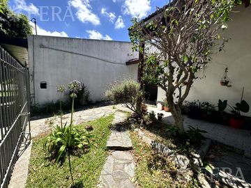 Venta casa 4 ambientes con cochera y jardín en Wilde