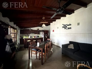 Venta casa 4 ambientes con cochera y jardín en Wilde