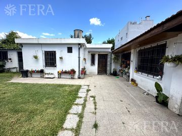 Venta casa 4 ambientes con cochera y jardín en Wilde