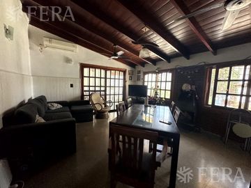 Venta casa 4 ambientes con cochera y jardín en Wilde