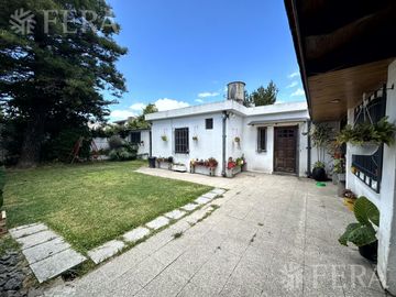 Venta casa 4 ambientes con cochera y jardín en Wilde