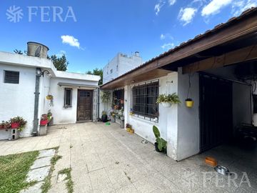 Venta casa 4 ambientes con cochera y jardín en Wilde
