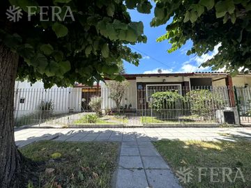 Venta casa 4 ambientes con cochera y jardín en Wilde