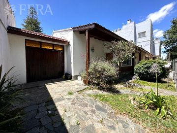 Venta casa 4 ambientes con cochera y jardín en Wilde