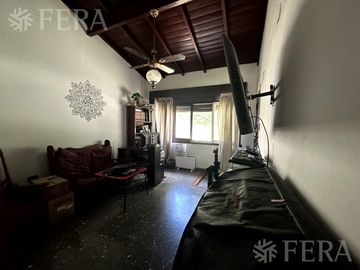 Venta casa 4 ambientes con cochera y jardín en Wilde