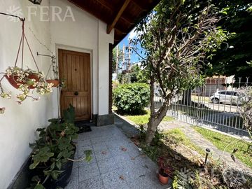 Venta casa 4 ambientes con cochera y jardín en Wilde