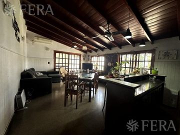 Venta casa 4 ambientes con cochera y jardín en Wilde