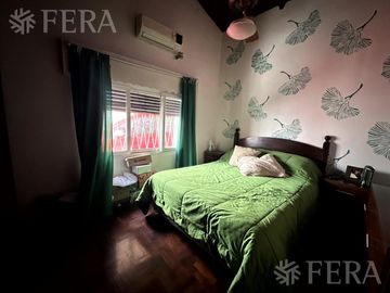 Venta casa 4 ambientes con cochera y jardín en Wilde